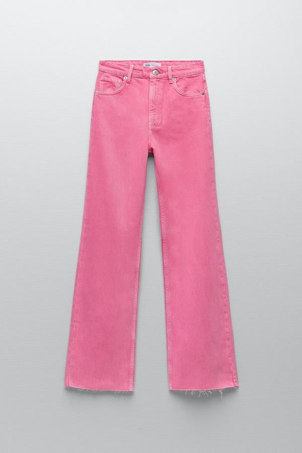 Con el rosa más fuerte de la paleta, Zara nos propone estos jeans de tiro alto y pernera ancha que tienen un precio de 29,95 euros.