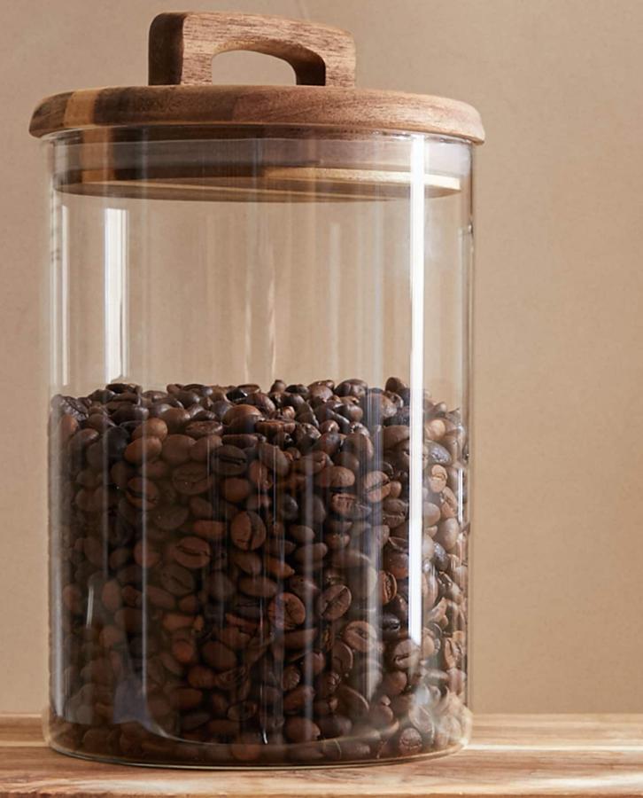 Este bote ancho de borosilicato con tapa hermética de madera y capacidad de 2 litros tiene un precio de 17,99 euros.