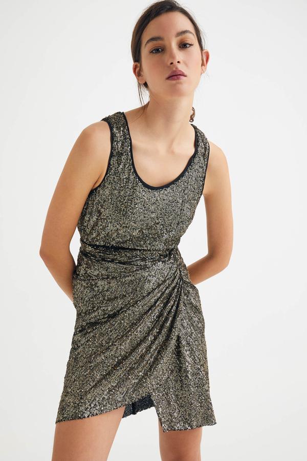 Esta falda mini con lentejuelas tipo pareo tiene un precio de 29,99 euros.