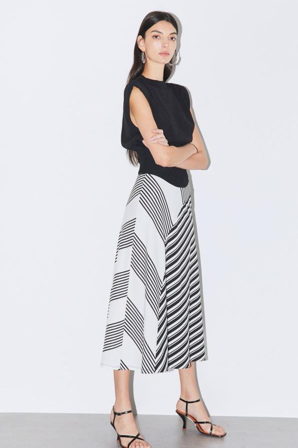 En color blanco con rayas en negro, esta falda midi tiene un precio de 19,99 euros.