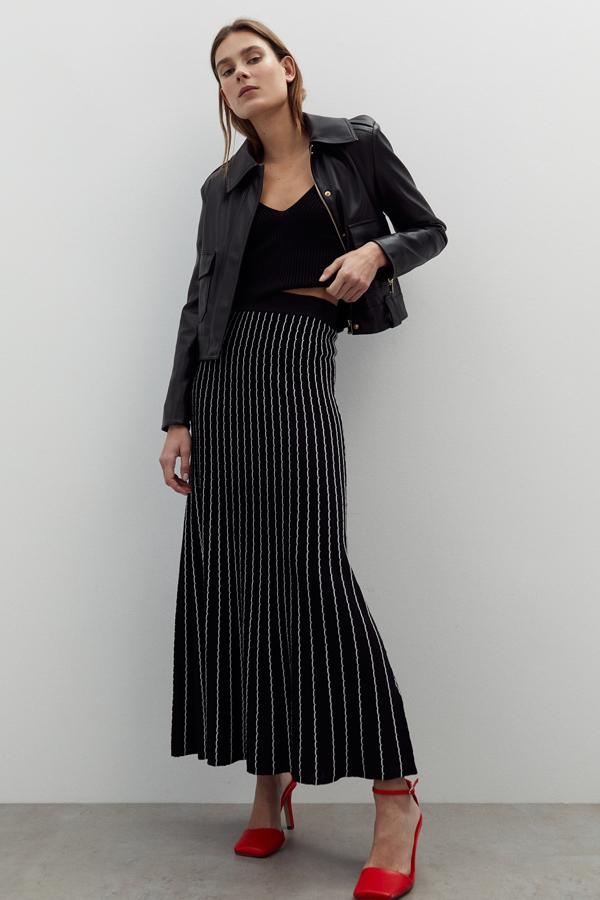 Esta falda midi de color negro con ondas a contraste cuenta con goma en la cintura y tiene un precio de 29,99 euros.