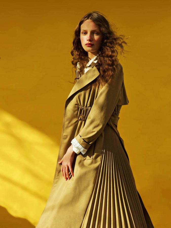 Gabardina de Marella y camisa de Cortefiel.