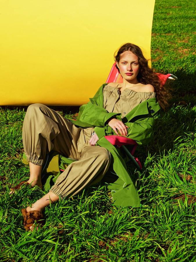 Mono de Max Mara, gabardina de Nina Ricci y sandalias de piel, de CH Carolina Herrera.