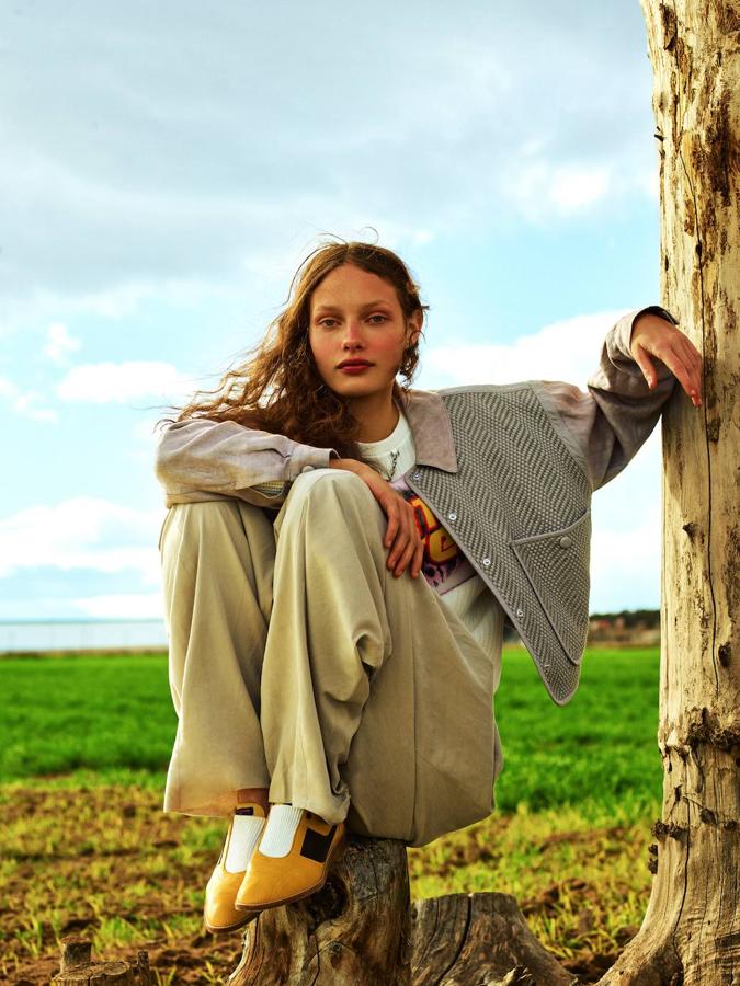 Chaqueta de Emporio Armani y jersey, pantalones y zapatos, todo de Louis Vuitton.