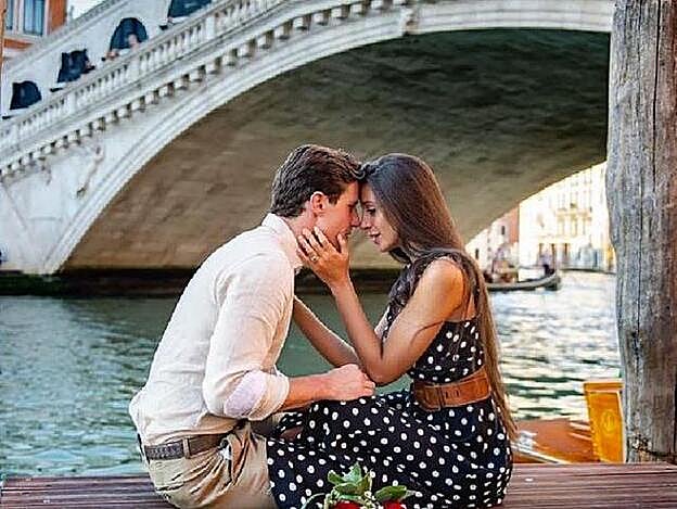 Con esta tierna fotografía, la joven compartió con sus seguidores que había dicho que sí a su compromiso con su novio desde hace dos años.