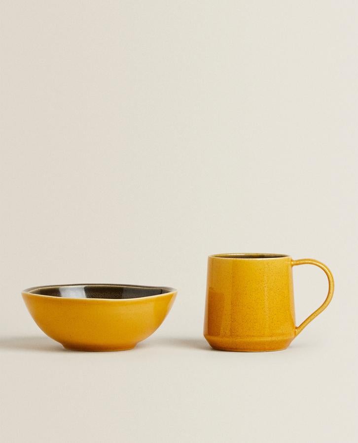 Disponible en amarillo o salmón, este set de bowl y taza elaborados en gres tiene un precio de 7,99 euros y 9,99 euros, respectivamente.