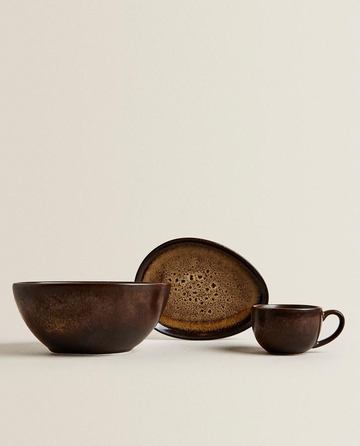 Formado por un plato de pan, una taza y un bowl, este set de desayuno elaborado en gres de color marrón con diseño de efecto envejecido tiene un precio de entre 5,99 euros y 6,99 euros la unidad.