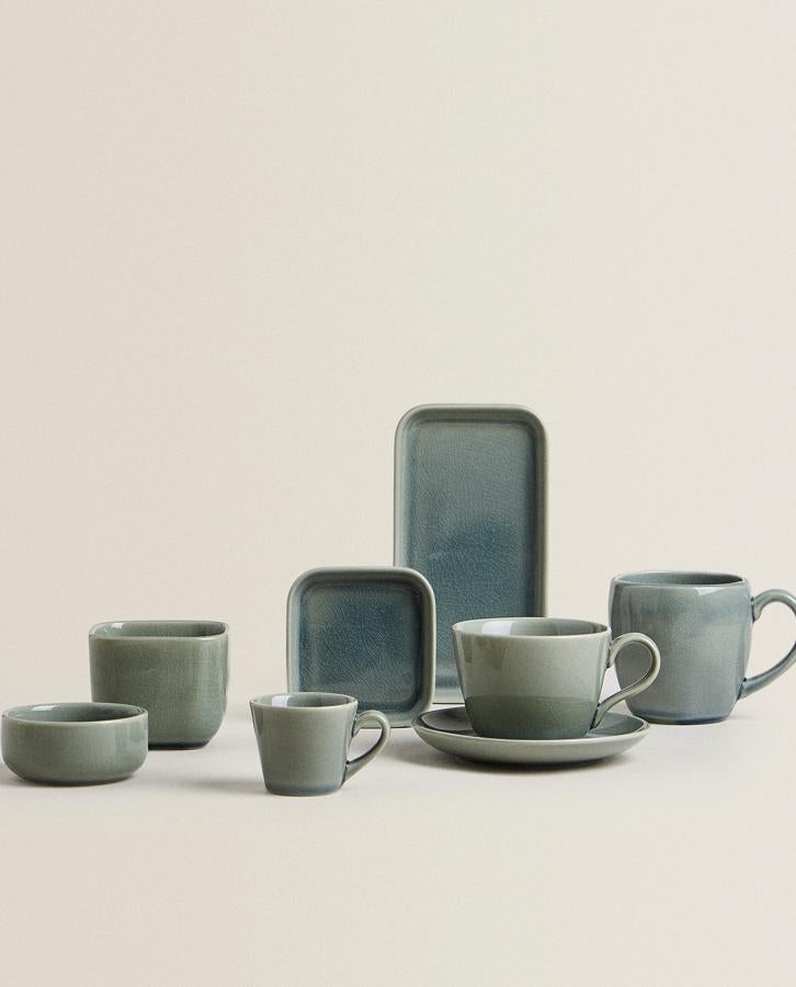 Disponible en verde o en color arena, este juego de gres con efecto glaseado está formado por platos pequeños, tazas, bowls y fuente. Su precio oscila entre los 2,99 euros y 9,99 euros por unidad.