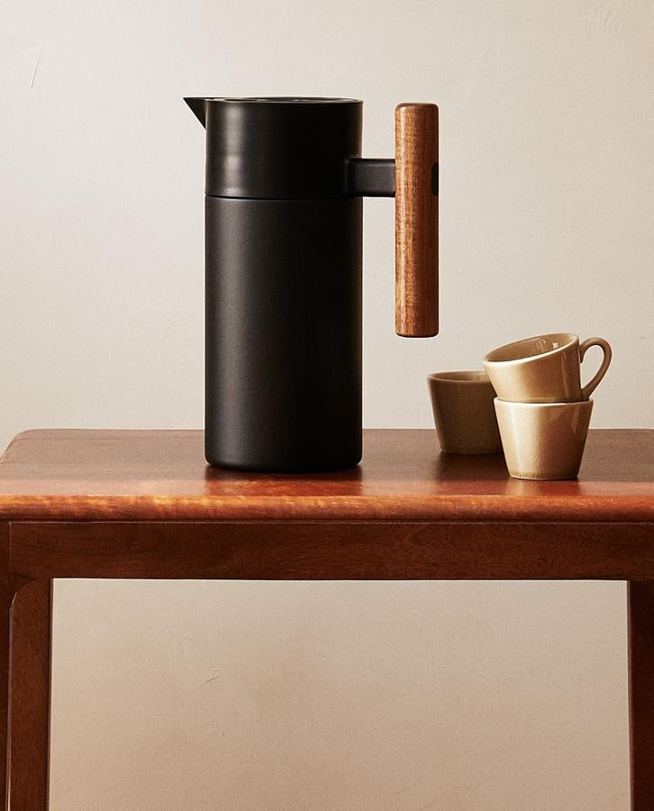 Fabricado en acero inoxidable con cierre hermético, este termo con forma de jarra, con acabado de color negro y asa de madera tiene un precio de 39,99 euros.