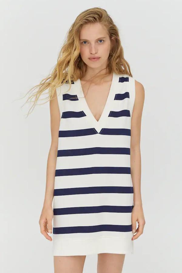 Disponible en otros colores, este vestido tipo chaleco cuenta con cuello de pico y detalle de rib en el bajo. Tiene un precio de 15,99 euros.