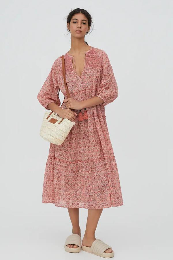 Este vestido maxi de inspiración romántica en color rojo cuenta con goma canilla en la parte delantera y cuello redondo con cordón. Tiene un precio de 29,99 euros.