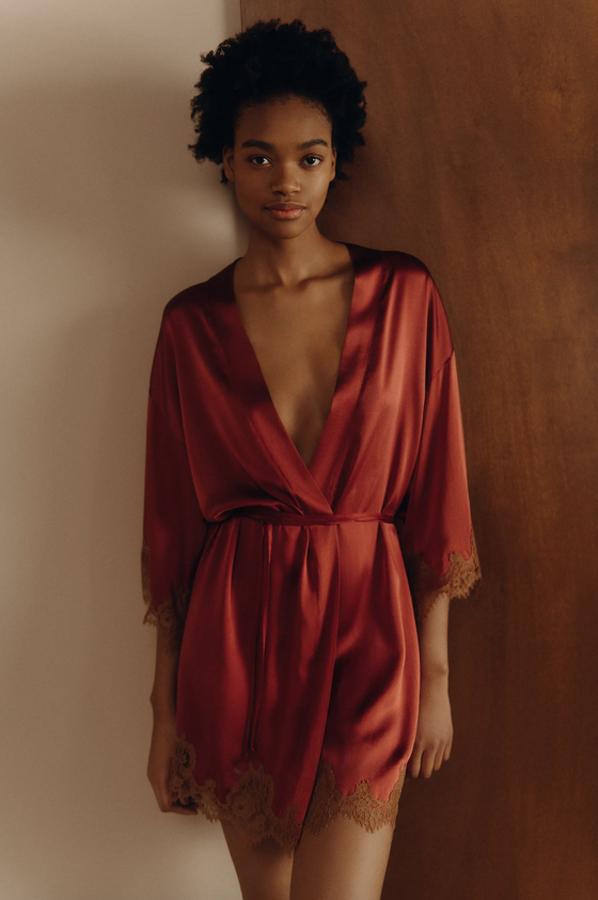 Para tus noches (caseras) más especiales, Zara ha lanzado este batín en color caldero confeccionado en seda y encaje, con escote de pico cruzado, al igual que el cierre con lazada a tono, y mangas amplias. Con puños y bajo en encaje tiene un precio de 99,95 euros y está disponible en las tallas XS-S y M-L.