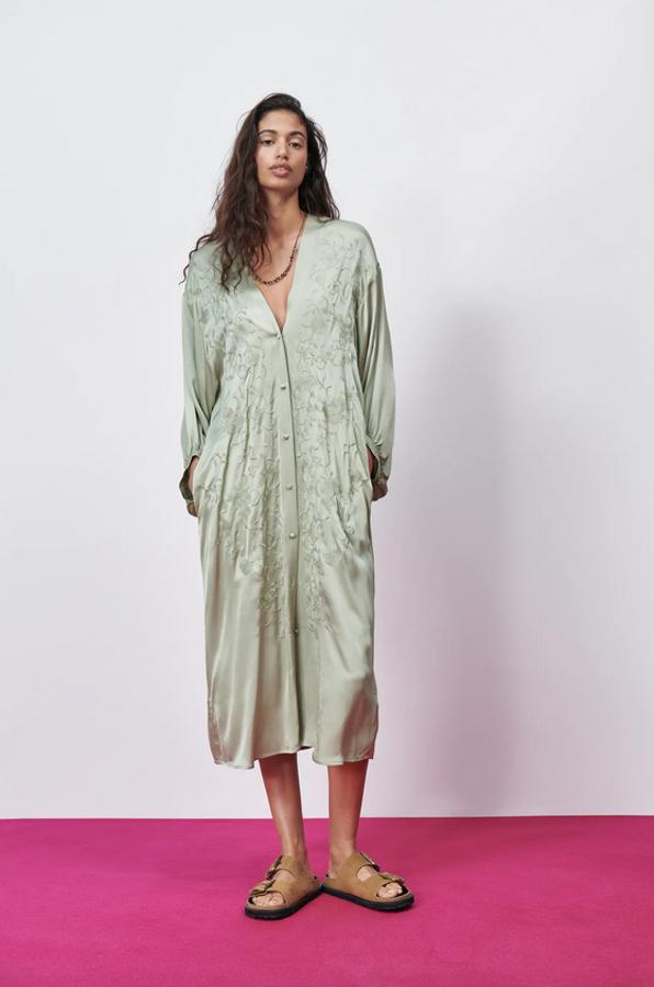 Diseño largo fluido para este kimono en verde agua con escote de pico y manga por debajo del codo que tiene bolsillos laterales ocultos en costura, cierre frontal con botones forrados y detalle de bordados combinados a tono. Solo queda en la talla M-L y cuesta 59,95 euros.