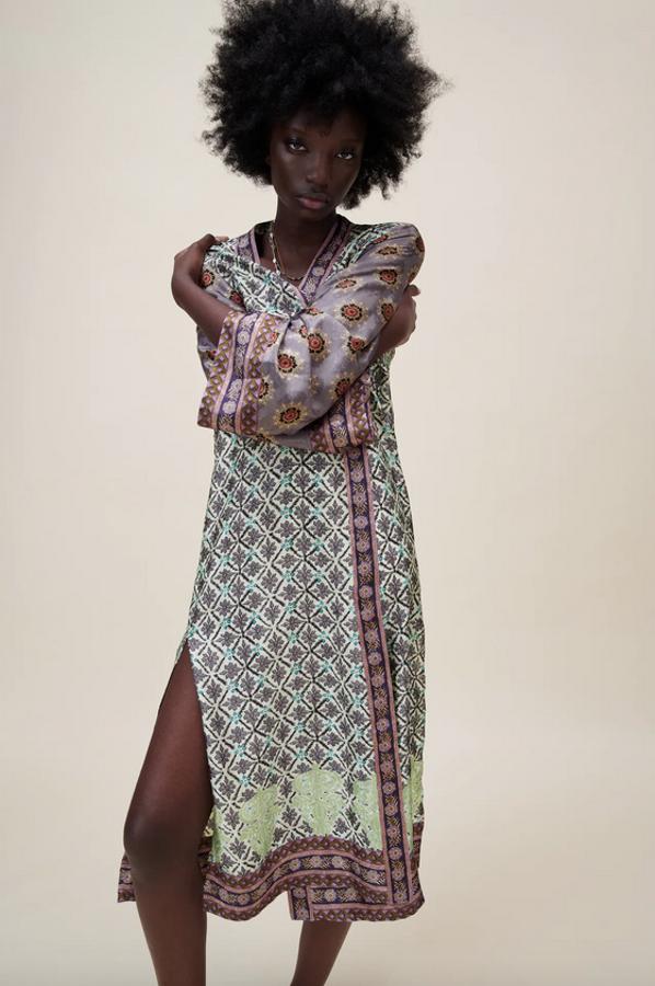 En malva y verde pastel, con diseño abierto, mangas largas amplias y en tejido fluido, este kimono viene con bajos con aberturas laterales y tiene un precio de 39,95 euros. Está disponible en las tallas S-M y M-L.