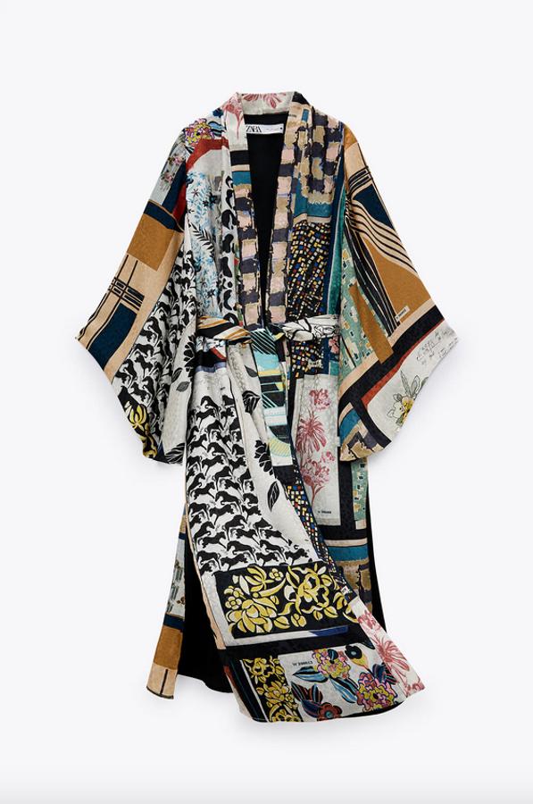 Dentro de la colección edición limitada de la firma encontramos este kimono en diseño pachtwork multicolor, abierto y con mangas amplias por debajo del codo. Con bolsillos laterales ocultos en la costura, bajos con aberturas laterales y cinturón lazada del mismo tejido, tiene un precio de 59,95 euros y solo queda en las tallas XS, S y M.