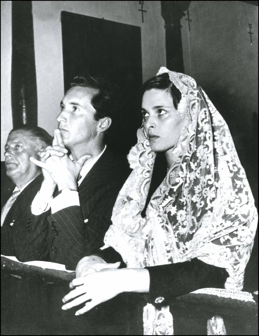 El torero Luis Miguel Dominguín y la actriz italiana Lucia Bosé, se casaron en 1955. Celebraron dos bodas. La primera fue el 1 de marzo de 1955 en Las Vegas, como las estrellas de Hollywood. La otra fecha de boda fue 16 de octubre de lmismo año, por la Iglesia, en la finca familiar. La novia ataviada con mantilla y embarazada..