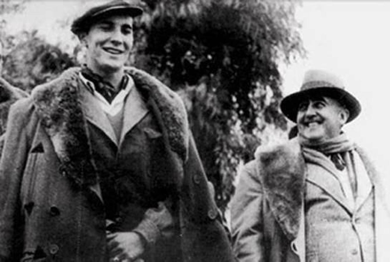 Según declaraba recientemente Miguel Bosé: “En aquella España, la clase pudiente era muy pudiente y tenía a sus mascotas, a sus estrellas: eran actores, bailaores y cantantes de flamenco y toreros” El padre de Miguel Bosé, no era solo una mascota para Franco. Tal y como comenta Miguel: “Hay fotografías en las que ves a Franco mirando a mi padre con una cara de admiración… Le llamaba ‘mi niño’“. La relación entre el torero y el dictador era una amistad muy estrecha.