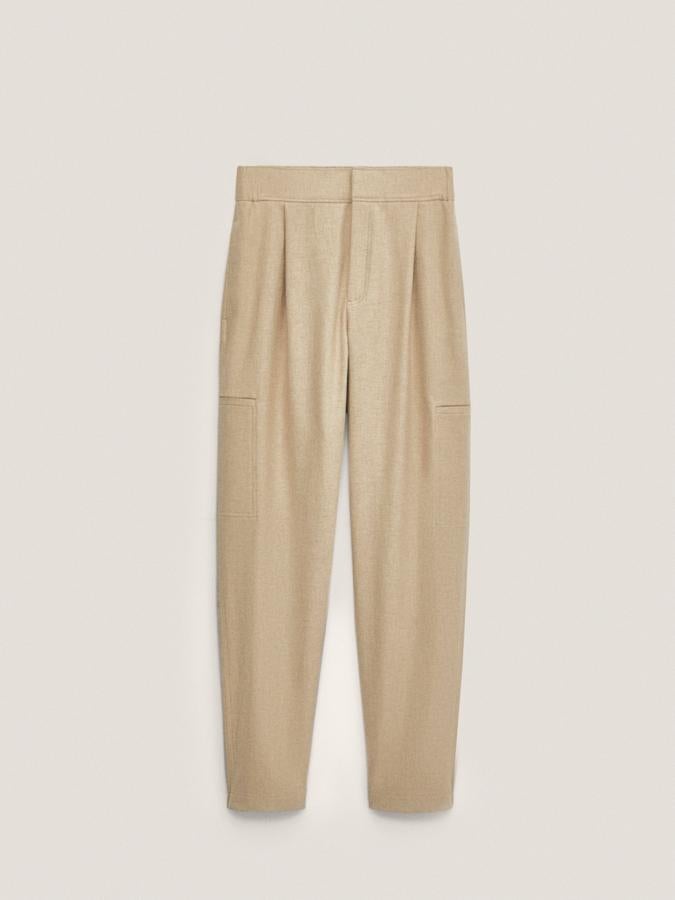 Este pantalón de corte jogging, con dos bolsillos laterales en la pernera, bajos elásticos y cierre de cremallera y corchete oculto por tapeta son de Massimo Dutti y están rebajados, de 49,95 euros ha pasado a costar 39,95 euros. Solo queda en la talla 42.