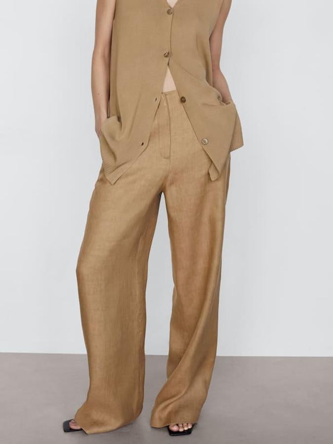 Con detalle de pinzas en el frontal, este pantalón de corte recto de Massimo Dutti está confeccionado al 100% en lino. Con dos bolsillos laterales, cuesta 69,95 euros y está disponible entre las tallas 34 y 42.