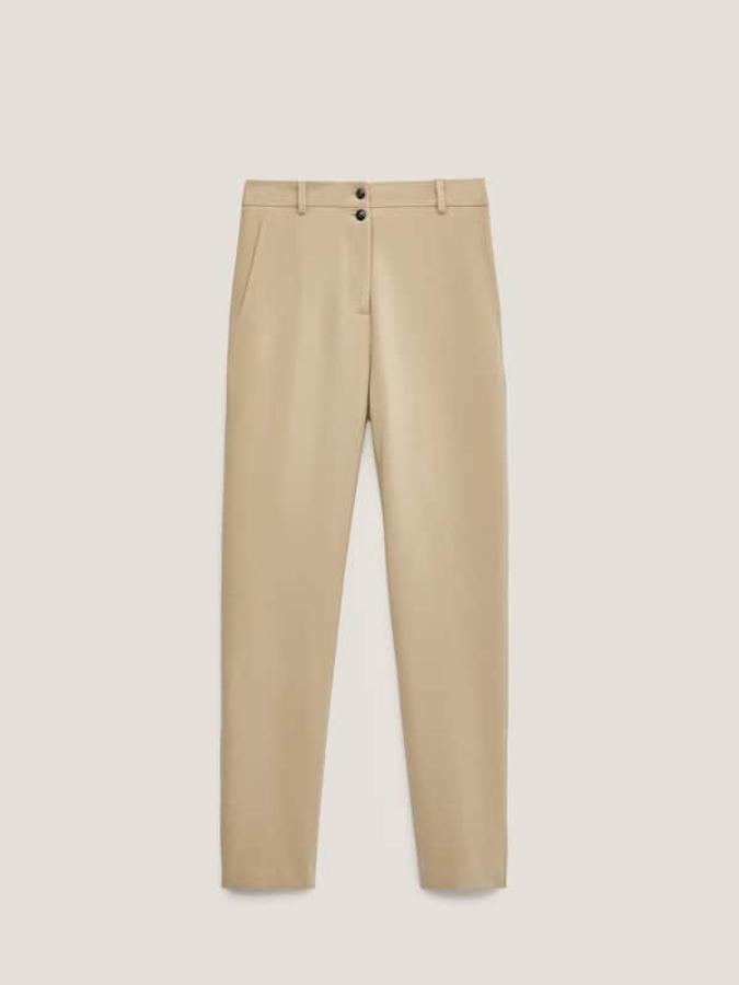 En tejido elástico, con tiro medio y dos bolsillos laterales, estos pantalones de pitillo de Massimo Dutti están rebajados y de 59,95 euros han pasado a 39,95 euros. Podemos encontrarlos entre las tallas 34 y 44.
