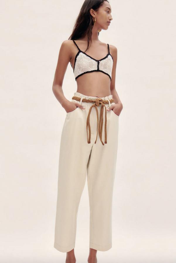 De tiro alto, con bolsillos delanteros y cintura elástica con frunces, este pantalón de Zara con detalle de cinturón trenzado combinado a contraste cuesta 29,95 euros y está disponible entre las tallas XS y XXL.