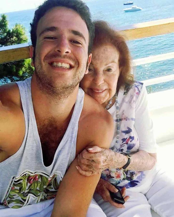 Álex Lecquio estaba muy unido a su abuela materna, Ana María, con la que solía subir fotos en sus redes sociales. Una de las últimas fue cuando la madre de Ana Obregón sufrió un ictus y Álex le mostró todo su apoyo con un mensaje de: "Ánimo, abuela". También era habitual verles juntos en la foto familliar que Ana Obregon colgaba todos los años de ella, Álex y sus padres soplando una tarta.