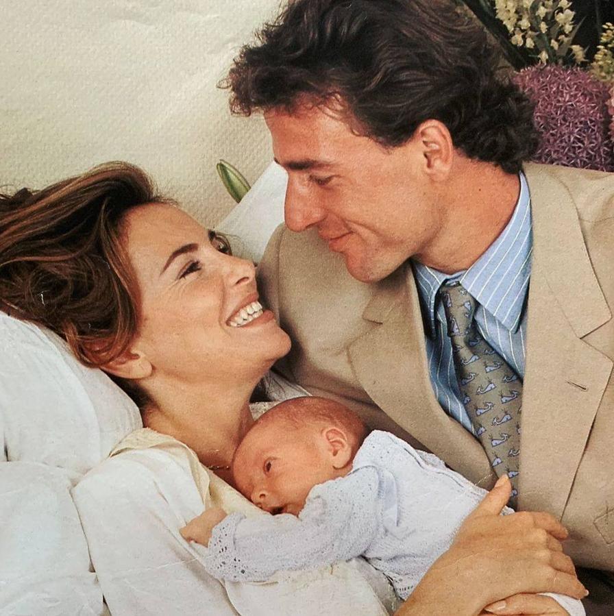 El 23 de Junio de 1992 nacía Alex Lecquio el primer y único de hijo de Ana Obregon y Alessandro Lequio. "Tuve que ir tirada en la parte de atrás de nuestro coche tapada con una manta, muerta de calor y con las contracciones que cada vez eran más intensas para evitar que nos siguiera la cola de diez vehículos de paparazzi que hacían guardia permanentemente en la puerta de casa. ¡No me iban ni a dejar parir tranquila!", recordaba Ana Obregón en su biografía Así soy yo