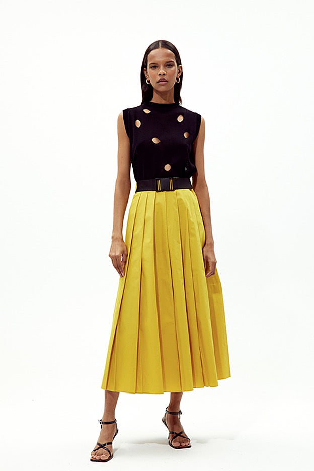 Falda de tablas de impactante color amarillo de la nueva colección de Sfera.