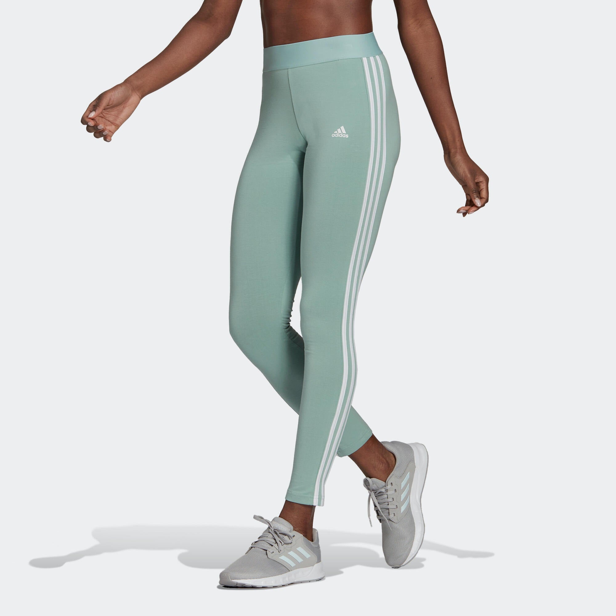 Leggings de Adidas en verde menta, uno de los colores tendencia de la temporada. (29,99 euros).