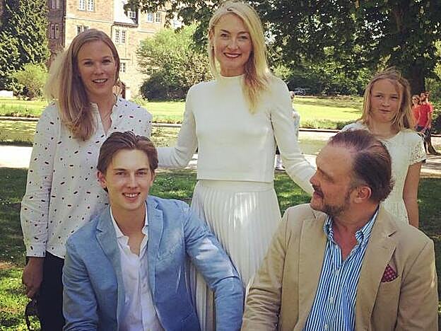 En una imagen antigua, Heinrich Donatus junto a su padre, su madre y sus hermanastras en los jardines del castillo de la familia.