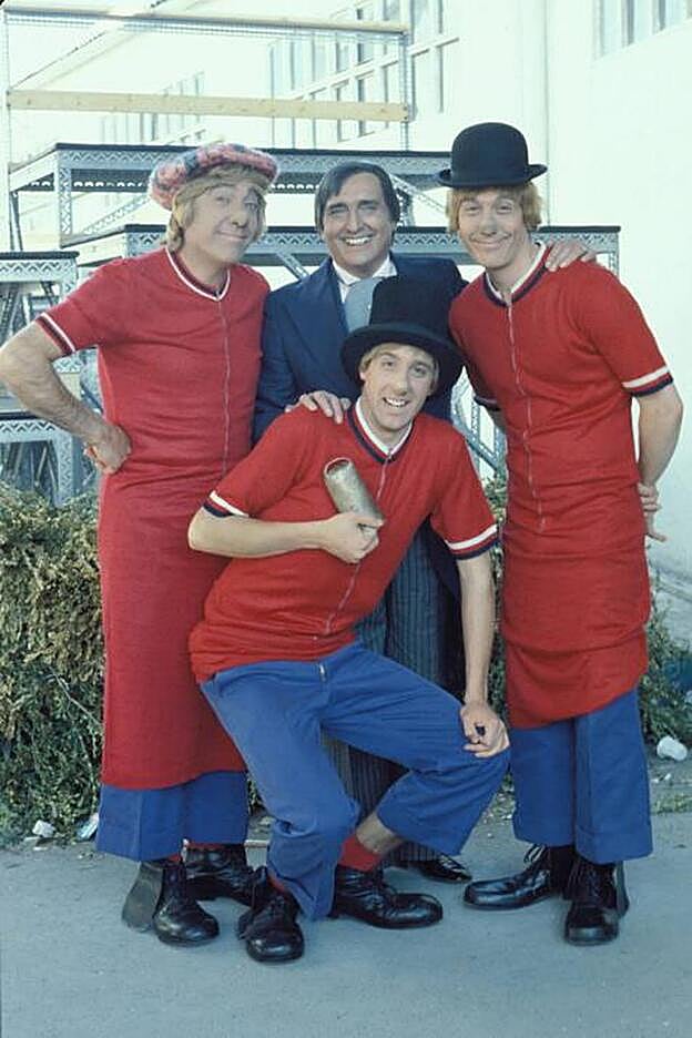 La familia siempre estuvo muy unida. Cada noche, cuando todos habían terminado sus ocupaciones, cenaban juntos y se contaban unos a otros qué harían al día siguiente.