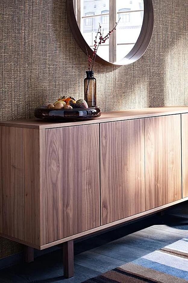 Aparador de madera de nogal de Ikea.