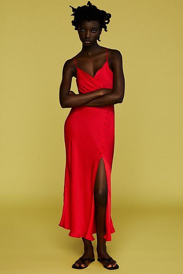 Vestido lencero de color rojo con botones de la colección de primavera de Zara (25,99 euros)