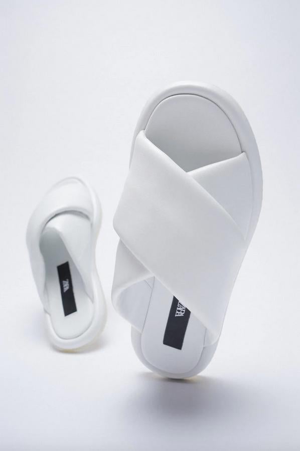 Diseño plano con tiras anchas cruzadas para estas sandalias blancas en piel sostenible que tienen un precio de 39,95 euros son de Zara y podremos encontrarlas entre los números 35 y 42.