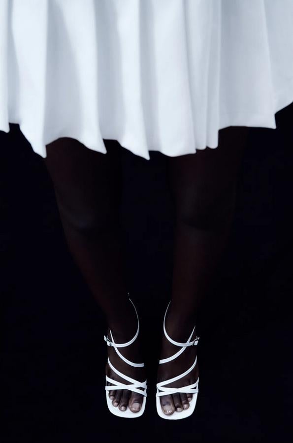 Con tacón fino alto forrado a tono, de punta cuadrada y tiras finas con hebilla para el tobillo, estas sandalias blancas de Zara tienen un precio de 39,95 euros y podemos encontrarlas entre los números 35 y 42.