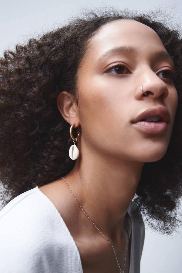 El aro abierto de estos pendientes es dorado y el cierre, con tuerca. Pero lo que más destaca es el colgante de concha, que le dará un toque marítimo a tus looks veraniegos. Pueden ser tuyos por 7,95 €.