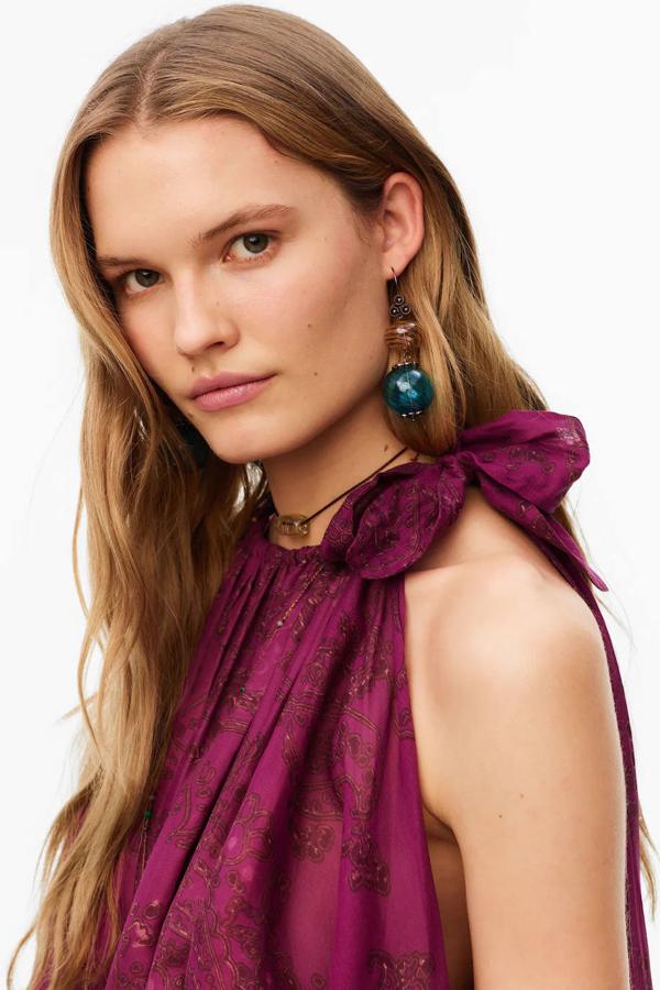 Si buscas unos pendientes largos, estos azules fabricados con cristal te van a encantar. El cierre es el más sencillo de todos los de la lista: un gancho metálico. Tienen un precio de 15,95 €. Pero si lo quieres tendrás que darte prisa, ya que son de edición limitada.