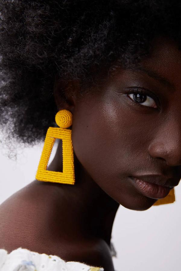 ¿Te apetece algo divertido y original? En ese caso, apuesta por estos pendientes colgantes de abalorios con una forma geométrica muy diferente a la del resto de la lista. Su precio es de 9,95 €.