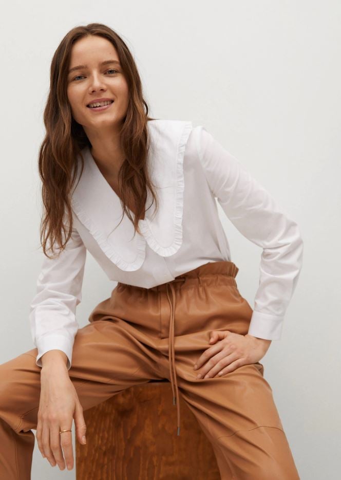 Blusa de popelín blanco (disponible también en color azul con estampado de rayas) y cuello babydoll rebajada a 19.99 euros en las mid season sales de Mango.