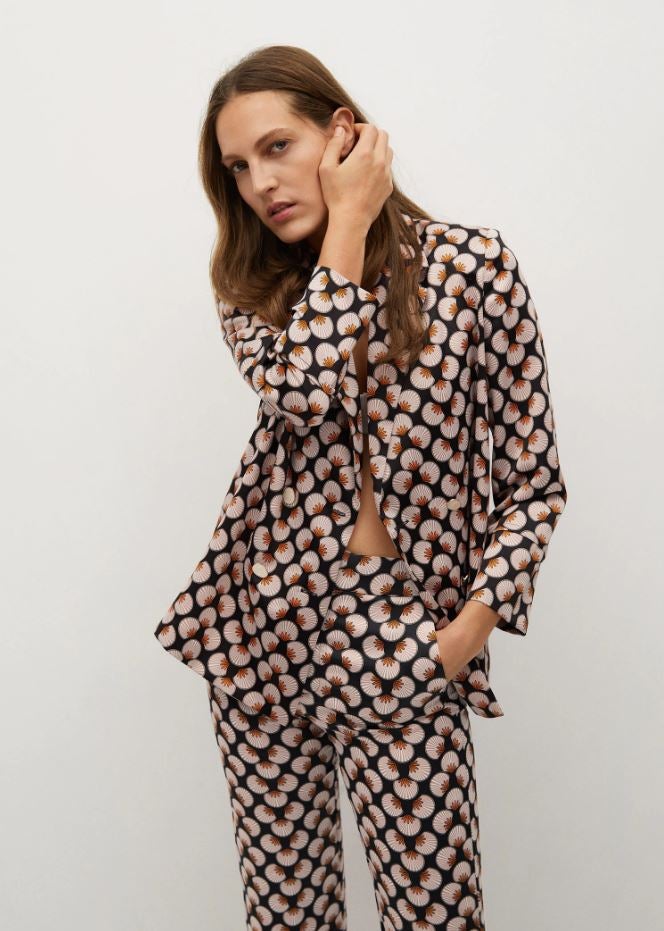 Traje estampado de inspiración retro, rebajado en las mid season sales de Mango. El precio de la chaqueta pasa a 39.99 euos, y los pantalones, a 29.99 euros.