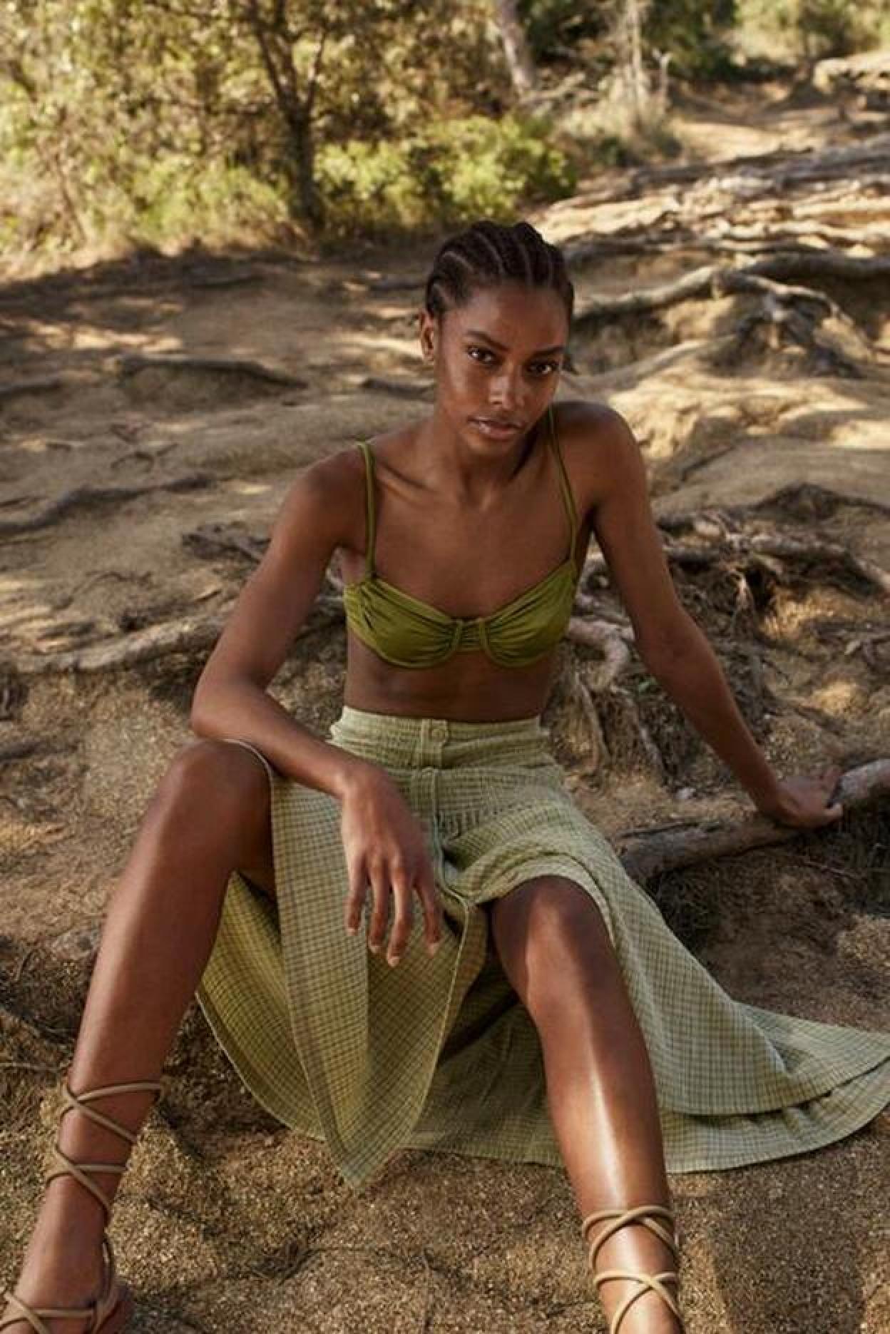 Pincha en la imagen para descubrir las minifaldas de Zara con las que te tienes que hacer antes de que se agoten.