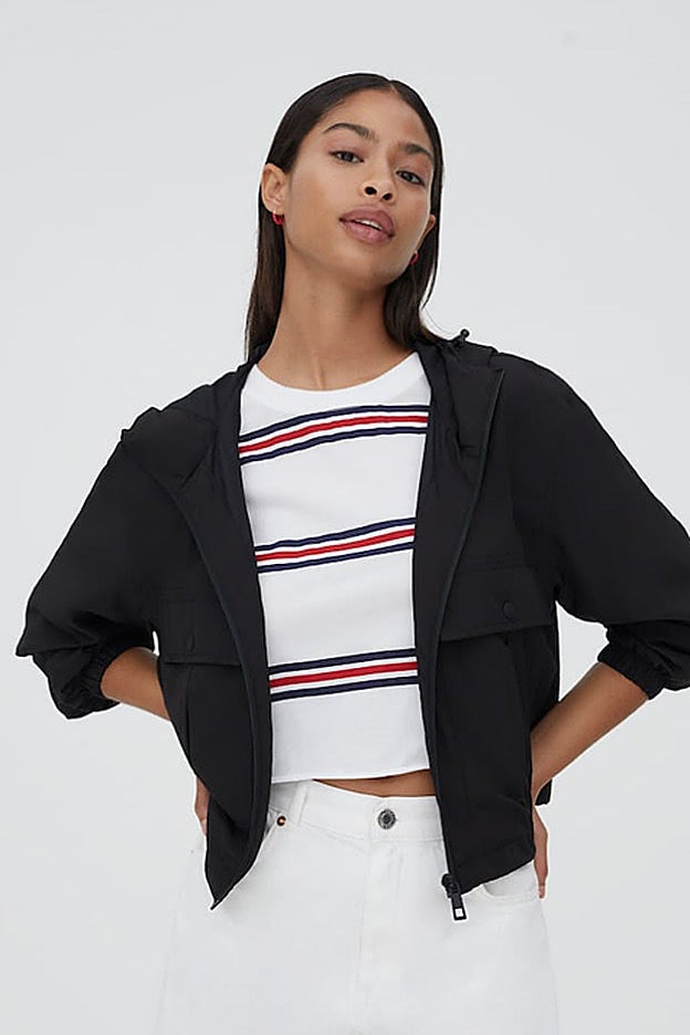 Una combinación precisa de camiseta corta y cazadora azul de Pull&Bear.