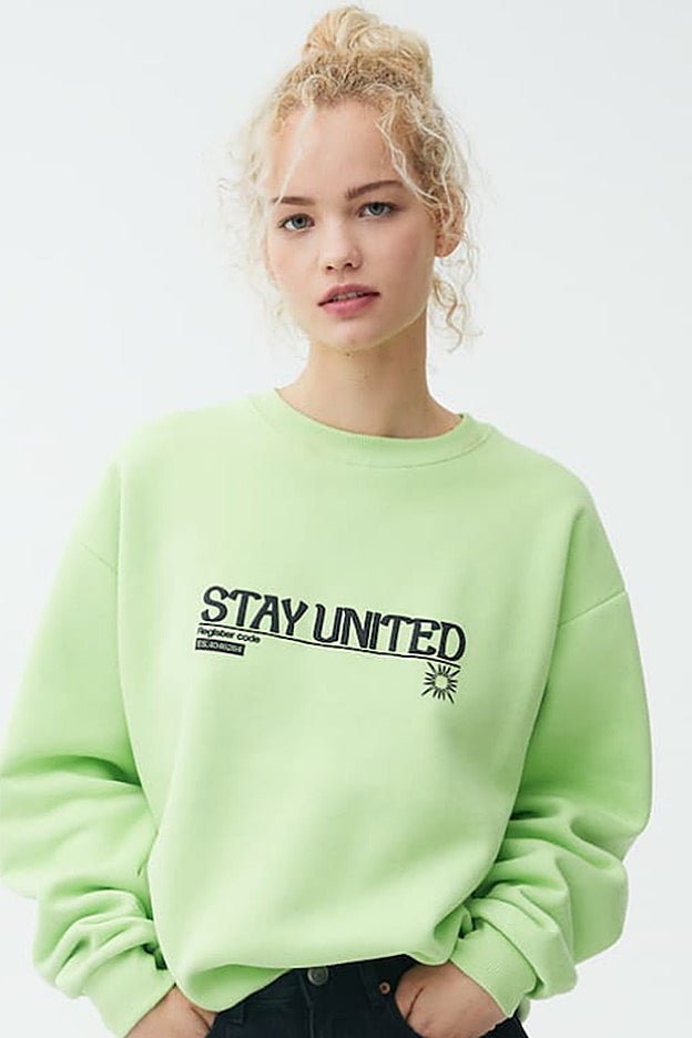 Sudadera verde lima de la nueva colección de Pull&Bear.