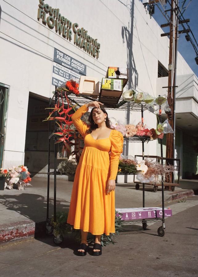 Vestido midi de seda plisada con manga larga abullonada, de la colección cápsula de Rejina Pyo para & Other Stories (199 €).