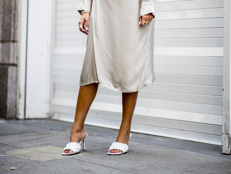 Fotos: Las sandalias blancas más cómodas y ponibles de Zara anticipan el calor y ya nos hacen soñar con el verano