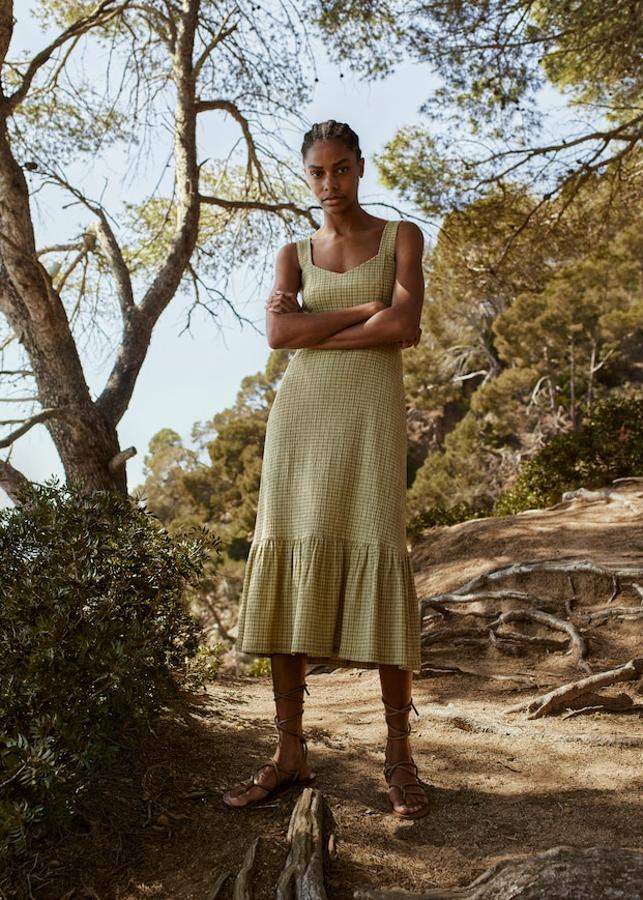Vestido con estampado de cuadros vichy de Mango (25,99 euros)