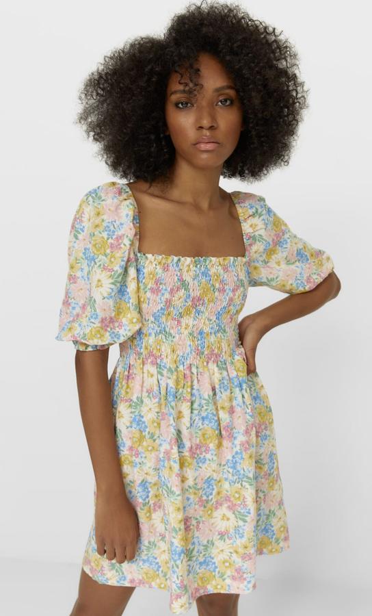 Mini vestido con estampado de flores y nido de abeja de Stradivarius (25,99 euros)