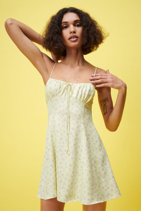 Mini vestido amarillo con estampado de flores de Zara (22,99 euros)