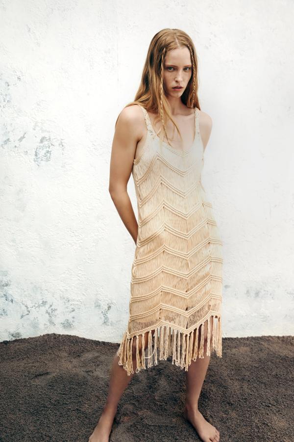 Vestido de crochet con flecos de Zara (39,99 euros)