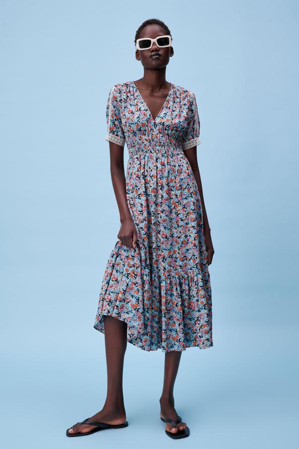 Vestido midi con detalles de crochet de Zara (39,99 euros)